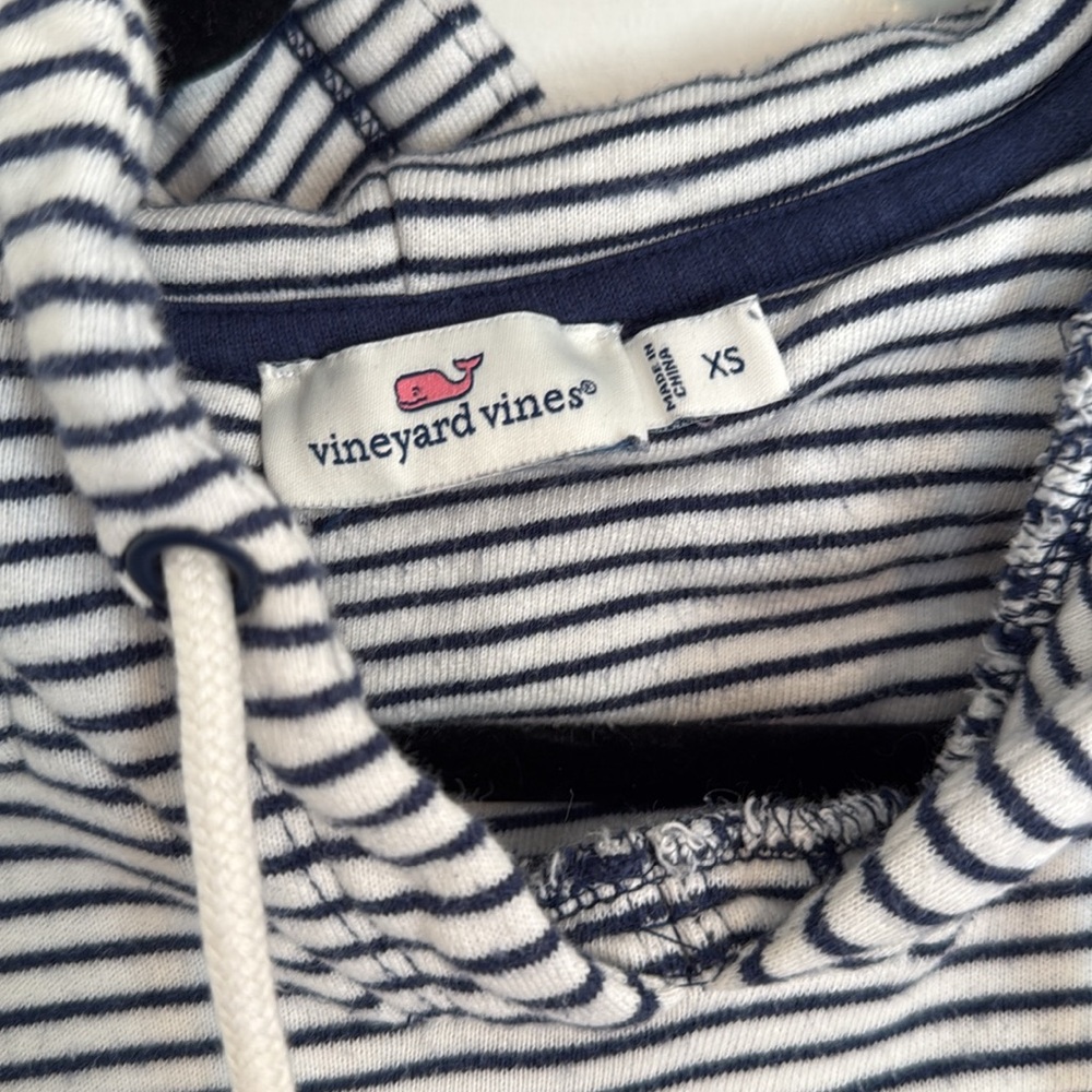 ☀️ Vineyard Vines Blue and White Striped Hoodie - Picture 2 of 5